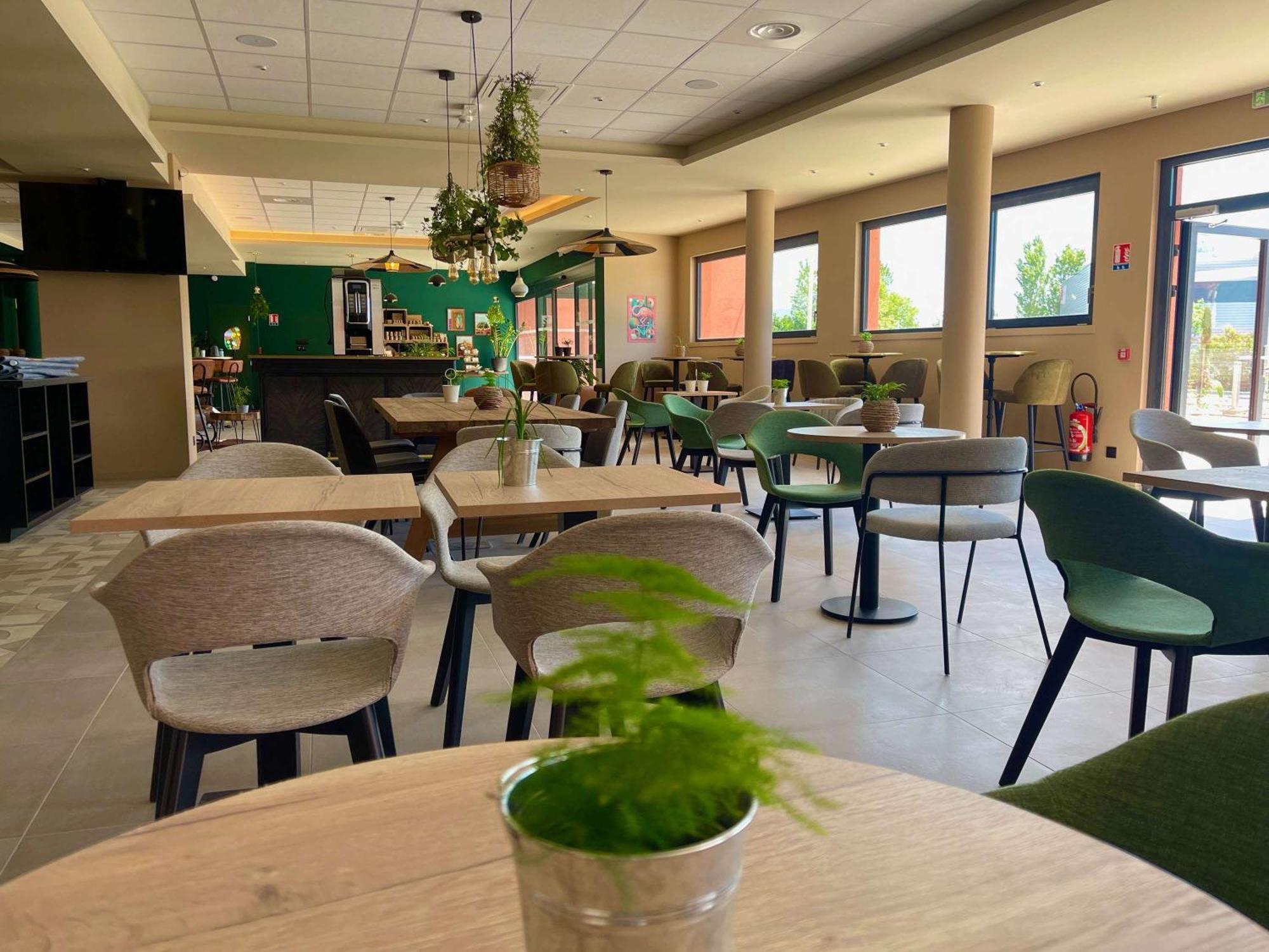 Aparthotel Adagio Access Porte De Camargue Saint-Martin-de-Crau Exterior photo